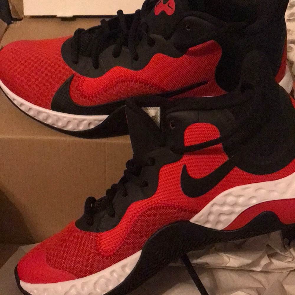 New never worn men’s 9.5 nikes red and black